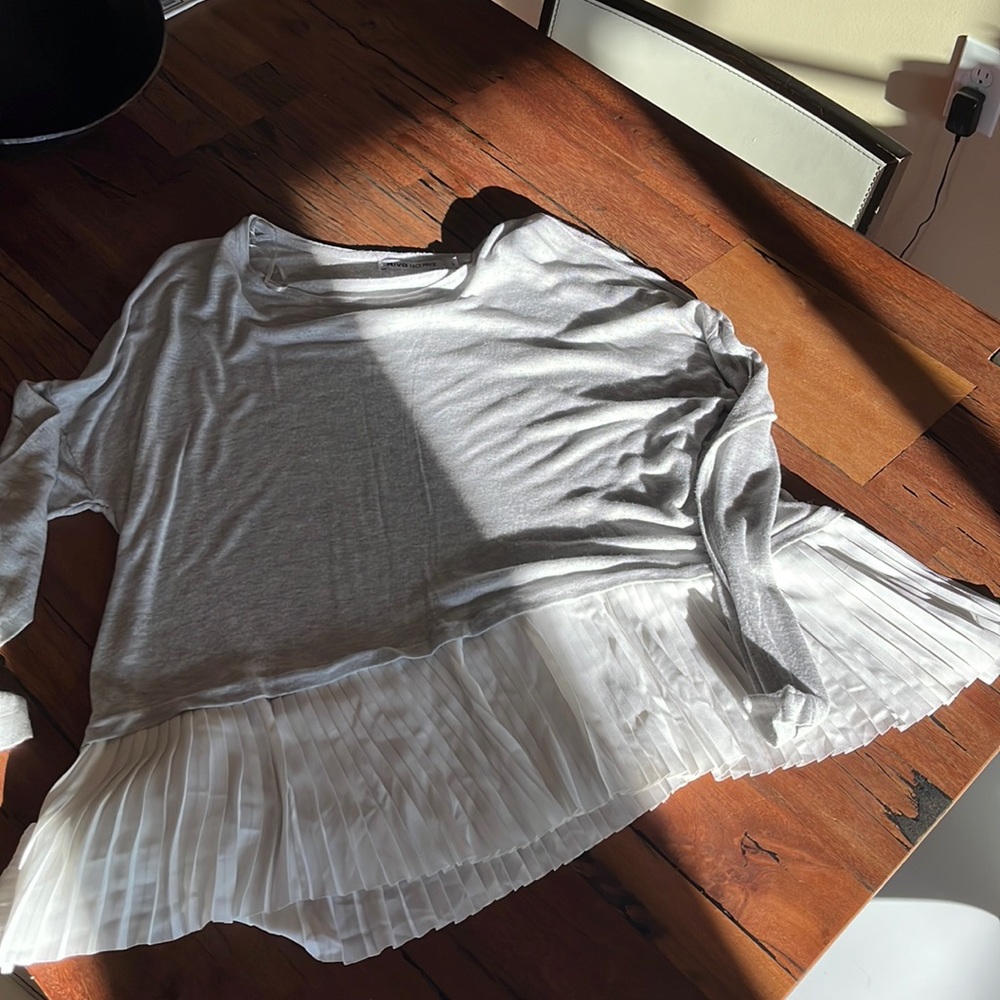 Gray sweater with tulle hem detail size L EUC **3 FOR20!**